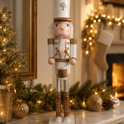 Cascanueces blanco y dorado con tambor – 60 cm
