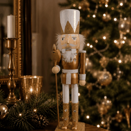 Cascanueces navideño café, blanco y dorado de madera – 38 cm